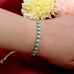 Pulsera Bolo de Plata de Ley 925 con Baño de Oro Amarillo y Circonita Cúbica Verde Transparente en Forma de Baguette, Joyas Memoria, Venta al Por Mayor - Product Image 5