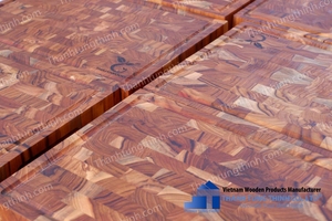 Planche à découper ronde en bois avec motif de grain de bois naturel, design antidérapant pour usage domestique, fabriquée au Vietnam - Product Image 3