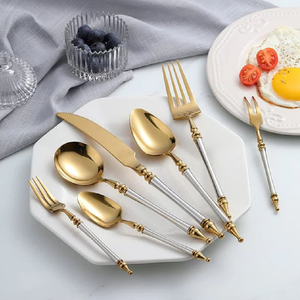 Cuillères et fourchettes empilées en acier inoxydable. Propre, brillant et très résistant pour une utilisation quotidienne en cuisine. Disponible au prix de gros. - Product Image 4