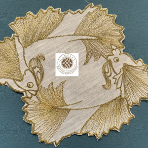 Servilleta de lino para cóctel bordada con un elegante pez dorado, líneas fluidas que añaden suavidad y un encanto elegante a la mesa. - Product Image 1