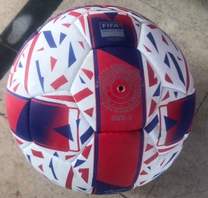 Ballon de football en cuir PU thermocollé, cousu main et à la machine, taille 5, personnalisable OEM, imperméable, pour entraînement officiel - Product Image 4