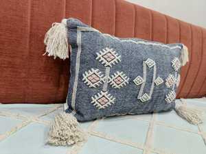 Funda de Cojín Lumbar Cuadrada Bordada a Mano con Diseño Tribal Geométrico Bohemio en Azul y Rosa con Borlas de Algodón para Uso Doméstico Antiácaros - Product Image 2
