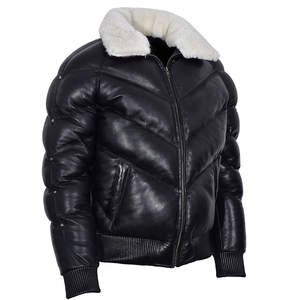 Chaqueta de cuero negra para hombre con cuello de piel blanca. - Product Image 1