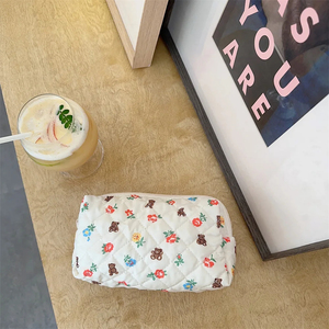Handmade Quilted Makeup Bag Custom Polyester Floral Cosmetic Bags Personalized Cute Quilting Travel Makeup Pouch - Product Image 4