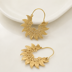 Boucles d'oreilles créoles bohèmes en laiton plaqué or, motif végétal, design ondulé bicolore argent et or - Product Image 2