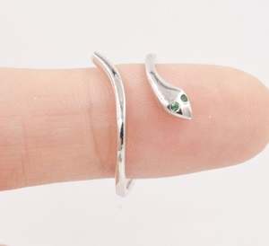 Anillo Serpiente en Plata de Ley 925 con Engaste de Circonita y Banda Ajustable, Disponible en Tres Tamaños para Compromiso y Boda - Product Image 2