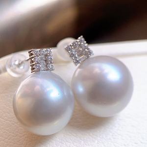 Pendientes Clásicos de Plata de Ley con Cuatro Hojas de Trébol, Color Gris Platino Natural, 9-10 mm, Redondos, Finos, en Caja de Regalo, Venta al por Mayor - Product Image 3