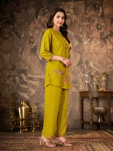 Ensemble Kurta et Palazzo en rayonne jaune moutarde pour femme avec broderie florale, tenue décontractée ethnique - Product Image 2