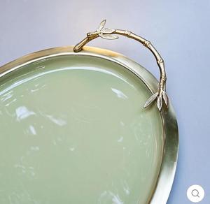 Plateau décoratif ovale en laiton avec poignées plaquées or et motif floral pour la décoration intérieure moderne - Product Image 2