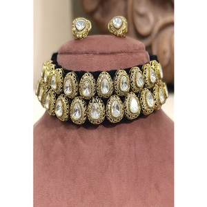 Magnifique ensemble collier et boucles d'oreilles en laiton plaqué or de qualité supérieure avec moissanite et kundan pour femme, idéal pour un cadeau, un mariage ou une fête. - Product Image 1