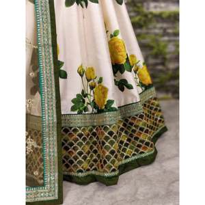 Vestido de novia de seda con estampado floral de rosas en tonos blanco y amarillo, estilo lehenga choli - Product Image 3