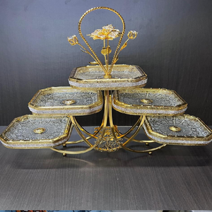 Expositor de lujo de dos niveles en dorado con bandejas de cristal estampado y detalles de flores de cristal; disponible a precios de mayorista. - Product Image 3