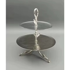 Plateau de service rond en métal à deux niveaux, très demandé, classique et poli, avec support pour présentation de desserts lors de fêtes - Product Image 5