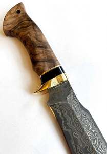Cuchillo de caza hecho a mano de acero de Damasco con hoja de punta clip, guardacuchillo de latón y mango de madera estabilizada - Product Image 2
