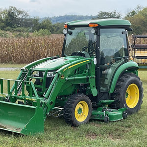 Nouveau tracteur utilitaire John Deere 3046R, 46 CV, diesel, 4 roues motrices, tracteur agricole compact avec accessoires, livraison directe d'usine, prix avantageux - Product Image 1