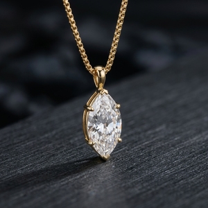 RAAMAA Everyday Classic Collier pendentif solitaire marquise 1,00 carat VS1 D en diamant de laboratoire certifié IGI Or jaune 14 carats - Product Image 4