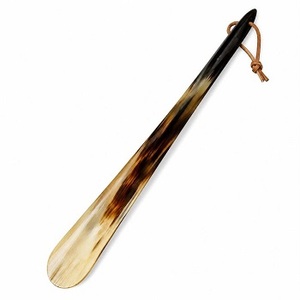 Chausse-pied artisanal en corne de buffle naturelle, écologique, finition polie, design rustique et moderne, objet de collection, durable - Product Image 2