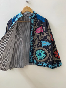 Chaqueta de invierno con bordado Suzani de algodón indio Abrigo transpirable con patrón floral con procesamiento de punto - Product Image 4