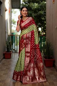 Sari en soie Bandhej authentique avec bordure tissée Zari, pallu en tissu et accentuation en tissu, et chemisier en soie Dola assorti – Vêtement régional NX HINI DC - Product Image 4
