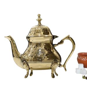 Théière en laiton artisanale de style royal avec finition antique et motifs gravés, bouilloire à thé décorative pour une décoration intérieure haut de gamme - Product Image 1