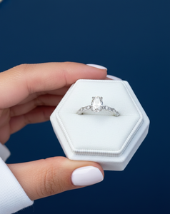 Bague de fiançailles en or blanc avec diamant ovale de 1 carat cultivé en laboratoire, pierres latérales de 0,18 carat, VVS2, certifiée IGI, vente en gros - Product Image 5