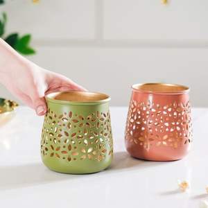 Portavelas minimalistas de metal con forma de votivo que brindan un ambiente tranquilo, un diseño limpio y una belleza decorativa duradera. - Product Image 2