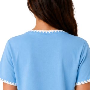 T-shirt pour femme bleu ciel brodé de fleurs, bordure contrastante blanche, col rond, manches courtes, décontracté, mode, OEM ODM, vêtements personnalisés - Product Image 6