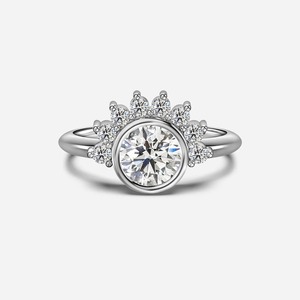 Anillo de Compromiso de Oro Blanco de 14 Quilates con Diamante Cultivado en Laboratorio de Corte Redondo y Engaste de Bisel de 2 Quilates, Fabricación de Joyería Fina Personalizada OEM ODM - Product Image 1
