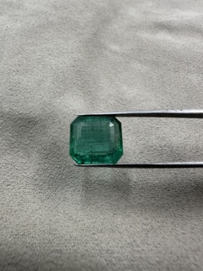 Piedra preciosa suelta de esmeralda natural de Zambia de gran tamaño, 12.67 quilates, corte esmeralda, verde, para la fabricación de joyas. - Product Image 1