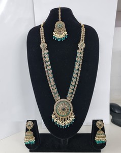 Collier long élégant superposé en or plaqué antique, style ethnique Kundan, avec perles Jhumkas et Tikka, idéal pour les fêtes et les fiançailles - Product Image 2