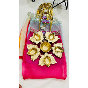 ถุงของขวัญออร์แกนซ่าพรีเมียมขายส่งพร้อมหูหิ้วโลหะ |   กระเป๋าผ้าพ็อตลีสำหรับของชำร่วยงานแต่งงาน |   ของขวัญตอบแทนแบบดั้งเดิมของอินเดีย - Product Image 1