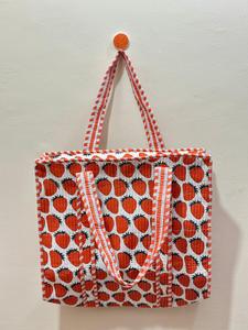 Sac fourre-tout matelassé en toile de coton Maa Unique à imprimé blocs fraises pour femme, avec fermeture éclair et chaînes, idéal pour le shopping quotidien - Product Image 5