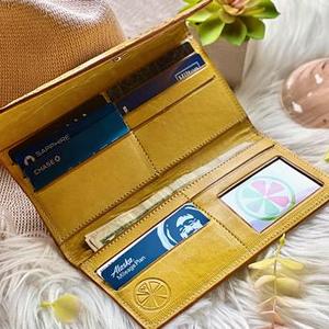 Nueva llegada, hermosa y atractiva cartera larga plegable para tarjetas, 100% cuero genuino, con grabado floral hecho a mano en color amarillo. - Product Image 2