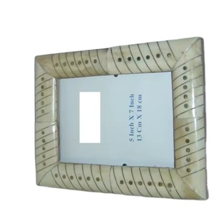 Cadre photo suspendu léger et imperméable en incrustation d'os rond, fait à la main, pour la décoration de la maison, couleur et taille personnalisées - Product Image 1