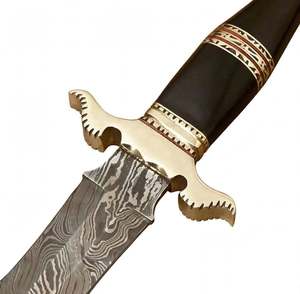 Cuchillo utilitario de exterior hecho a mano con punta de lanza de acero de Damasco, guardacuchilla de latón con diseño de espiral y mango de cuerno negro - Product Image 5