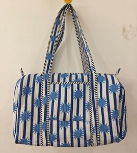 Sac de voyage week-end de luxe pour femme, grand format, en coton imprimé à la main, avec fermeture éclair, poignée supérieure, accessoires de voyage sportifs - Product Image 1