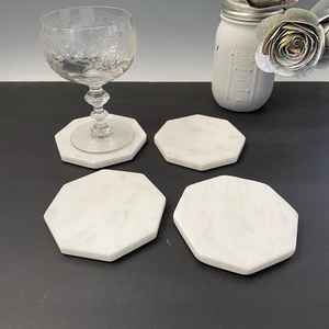 Ensemble de quatre dessous-de-verre octogonaux en marbre blanc vintage, décoration de table en pierre naturelle - Product Image 1