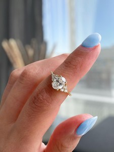 Anillo Floral con Diamantes de Corte Ovalado de 1.02CT, Cultivados en Laboratorio, con Oro Sólido de 14K, para Bodas, Fiestas y Ocasiones Especiales - Product Image 1