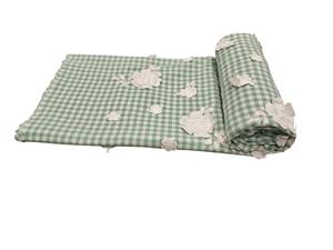 Tissu en coton gingham vert et blanc très demandé pour filles, avec broderie florale 3D, respirant et léger, idéal pour les robes - Product Image 3