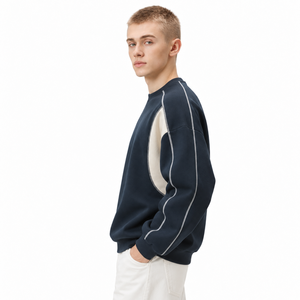 Sweat-shirt tendance avec détails de panneaux surpiqués, coupe décontractée, tissu doux et style inspiré du streetwear moderne. - Product Image 4