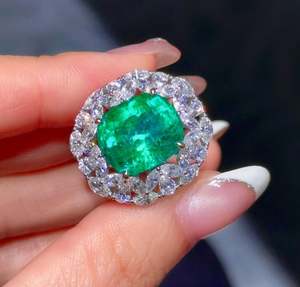 Bague de fiançailles de luxe en argent sterling 925 avec émeraude de laboratoire taille coussin et halo de zircone cubique, pierre précieuse verte - Product Image 1