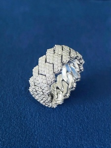 แหวนเพชรโมอิสซาไนต์ทรงเรขาคณิต ดีไซน์แบบ Eternity Band เงินแท้ 925 ประดับเพชรแบบ Pave Setting ทรง Brilliant Cut ฝังเพชรแบบ Micro Insert หรูหรา เหมาะสำหรับทั้งชายและหญิง ใช้เป็นเครื่องประดับงานแต่งงาน - Product Image 2