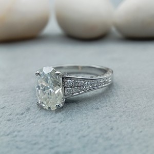 แหวนแต่งงานทรงรีทันสมัยจาก D'VINS JEWELS ประดับเพชรทรงเหลี่ยมเจียระไนแบบ Brilliant Cut สี D ชุบทองคำขาว พร้อมใบรับรอง - Product Image 3