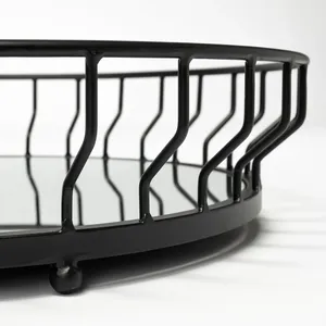 Bandeja Decorativa de Metal de Lujo Hecha a Mano con Detalles Artísticos, Bandeja de Diseño de Lujo para Mesa de Comedor, Mesa de Centro e Interiores - Product Image 1