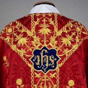 เสื้อคลุมสำหรับพิธีสวดสีแดงแบบดั้งเดิมปักลายด้วยด้ายทองแท่ง - Product Image 4