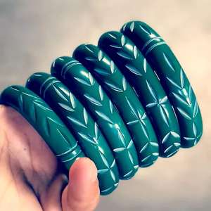 กำไลเรซิ่นทำมือแกะสลักสำหรับงานประดิษฐ์เครื่องประดับศิลปะ นำเสนอการออกแบบและงานฝีมือที่เป็นเอกลักษณ์ - Product Image 1