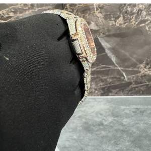 Reloj de Negocios de Alta Calidad con Diamantes de Moissanita DEF de Laboratorio de 40 mm, Estilo Hip Hop, Movimiento de Cuarzo - Product Image 4