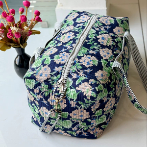Sac de voyage matelassé en coton à imprimé floral, doublure en toile et cuir écologique, sac de shopping et de nuit tendance - Product Image 1