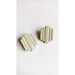 ต่างหูเรซิ่นดีไซน์เนอร์ทำมือ งานฝีมือศิลปะระดับหรูหรา ดีไซน์ทันสมัย ทนทาน คริสตัลแฟชั่น - Product Image 5