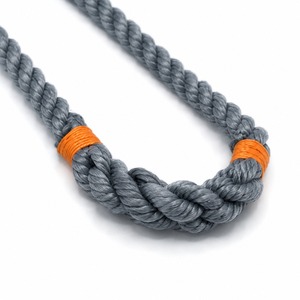 Cordón de poliéster premium trenzado gris con detalles naranjas y clip metálico para tarjetas de identificación, llaves y credenciales. - Product Image 3